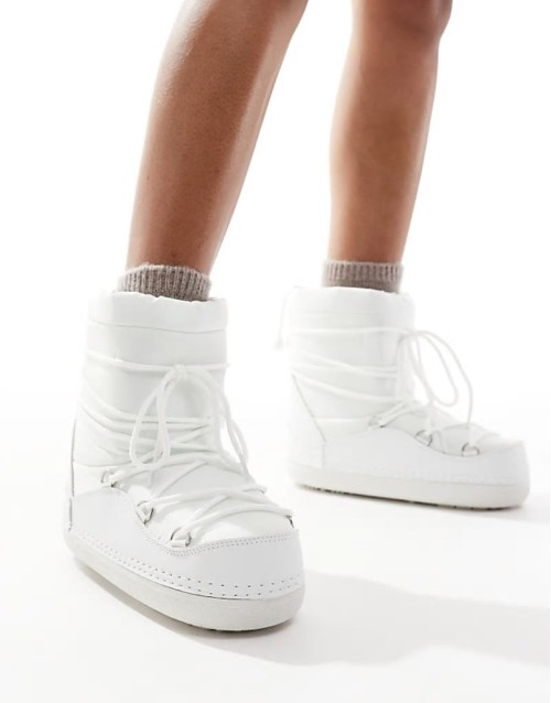 snow boots in white